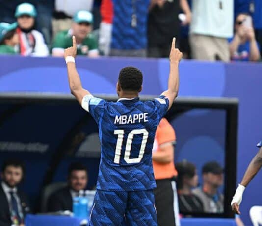 مبابي يصبح أصغر لاعب يبلغ 100 مباراة مع منتخب فرنسا مبابي يدخل نادي المئة مع منتخب فرنسا