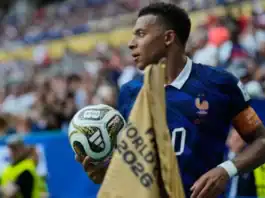 مبابي أول لاعب يتوج بالحذاء الذهبي مرتين في تاريخ المونديال مبابي أول لاعب يفوز بالحذاء الذهبي مرتين