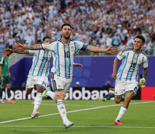 الأرجنتين تنجو من فخ مصر بريمونتادا مثيرة وتبلغ ربع نهائي المونديال الأرجنتين تقلب تأخرها أمام مصر وتتأهل