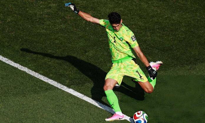 379027_0 يوفنتوس يتحرك لضم ياسين بونو مقابل 9 ملايين يورو