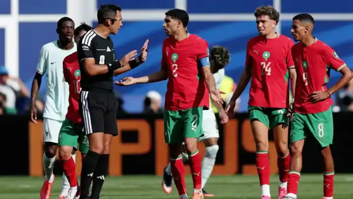تحكيم مباراة المغرب وفرنسا يفجر الجدل