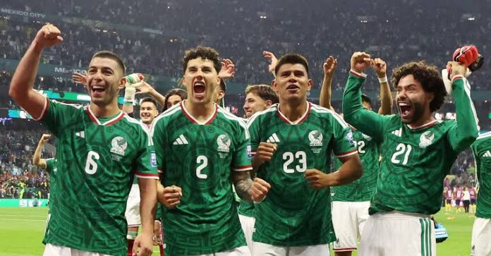 المكسيك تهزم الإكوادور وتنهي انتظار 40 عاما في كأس العالم