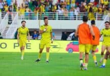 المغرب الفاسي يتوج بلقب البطولة الاحترافية بعد غياب طويل المغرب الفاسي يتوج بطلا للبطولة الاحترافية بعد غياب طويل