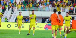 المغرب الفاسي يتوج بلقب البطولة الاحترافية بعد غياب طويل المغرب الفاسي يتوج بطلا للبطولة الاحترافية بعد غياب طويل