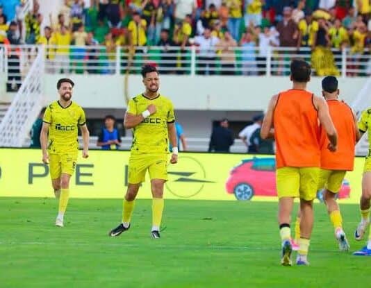 المغرب الفاسي يتوج بلقب البطولة الاحترافية بعد غياب طويل المغرب الفاسي يتوج بطلا للبطولة الاحترافية بعد غياب طويل