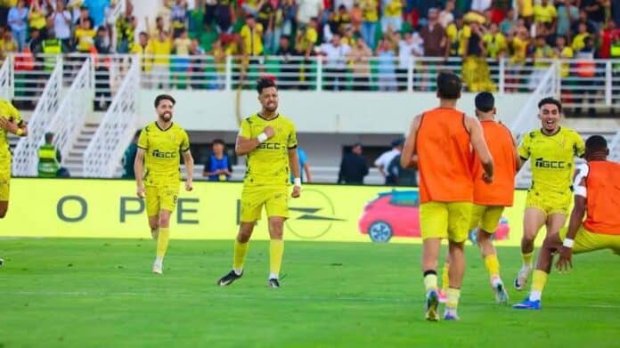 images (6) المغرب الفاسي يتوج بطلا للبطولة الاحترافية بعد غياب طويل