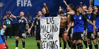 الفيفا يفتح تحقيقا مع الأرجنتين بسبب لافتة جزر المالوين الفيفا يحقق مع الأرجنتين بسبب لافتة المالوين