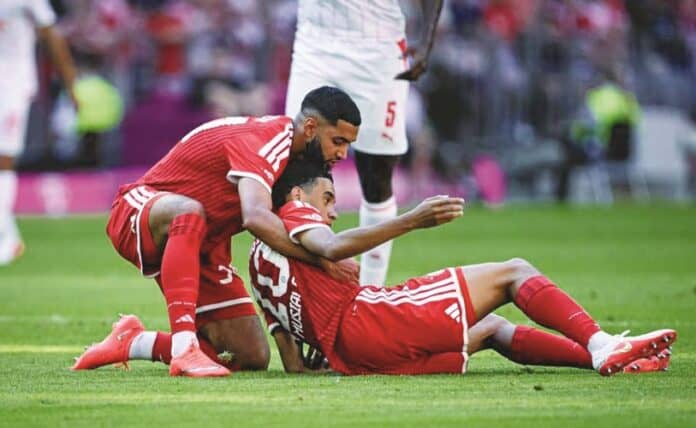 1372449-1 موسيالا يطمئن جماهير بايرن بعد حالتي إغماء