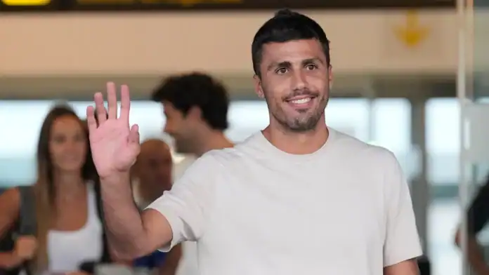 رودري يصل إلى برشلونة لإتمام انتقاله من مانشستر سيتي