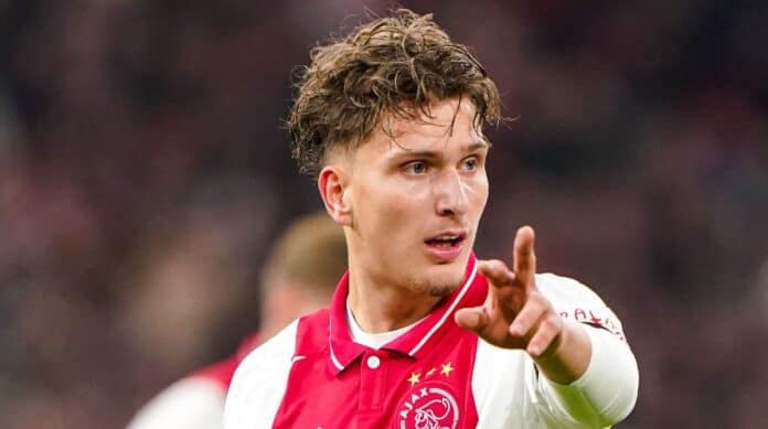 mika-godts(ajax)08-11-2024 باريس سان جيرمان يتفق على ضم ميكا غودتس مقابل 55 مليون يورو