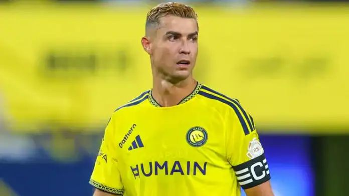 النصر يهزم أبها ورونالدو يقوده لمشاركة الهلال الصدارة