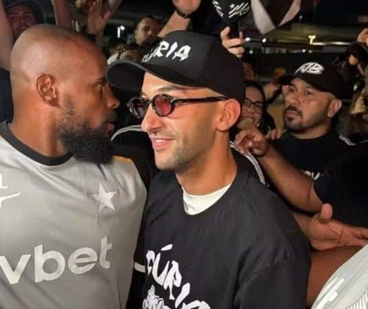 حكيم زياش يصل إلى ريو وسط استقبال جماهيري قبل توقيعه مع بوتافوغو زياش يصل إلى ريو تمهيدا للتوقيع مع بوتافوغو