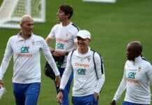 زيدان يبدأ مهمته رسميا مع منتخب فرنسا ويقود أول حصة تدريبية زيدان يبدأ مهمته مع فرنسا ويقود أول حصة تدريبية للديوك