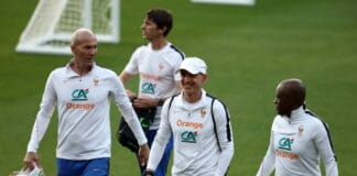 زيدان يبدأ مهمته رسميا مع منتخب فرنسا ويقود أول حصة تدريبية زيدان يبدأ مهمته مع فرنسا ويقود أول حصة تدريبية للديوك