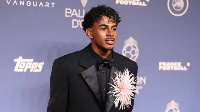 06379dd1c261084d7998edf55625debeb415dc0a-3 Lamine Yamal, joueur du FC Barcelone et de l'équipe nationale espagnole, lors de la cérémonie du Ballon d'or à Londres