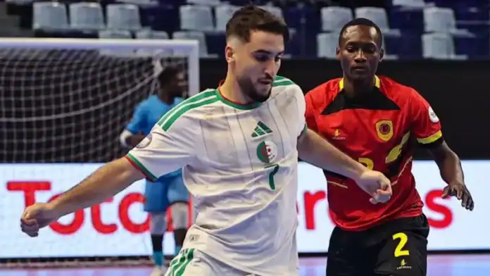 Les joueurs de l'équipe nationale angolaise de football en salle célèbrent leur qualification pour la finale de la Coupe
