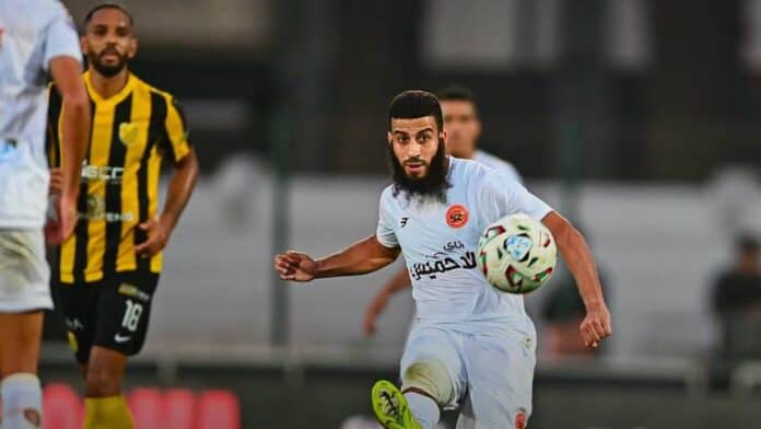 لاعبو المغرب الفاسي ونهضة بركان خلال مباراتهما في البطولة الوطنية الاحترافية