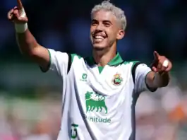 زابيري يسجل مجددًا ومدرب راسينغ يشيد به: سيصنع حقبته المغربي ياسر زابيري مهاجم راسينغ سانتاندير خلال مباراة في الدوري الإسباني