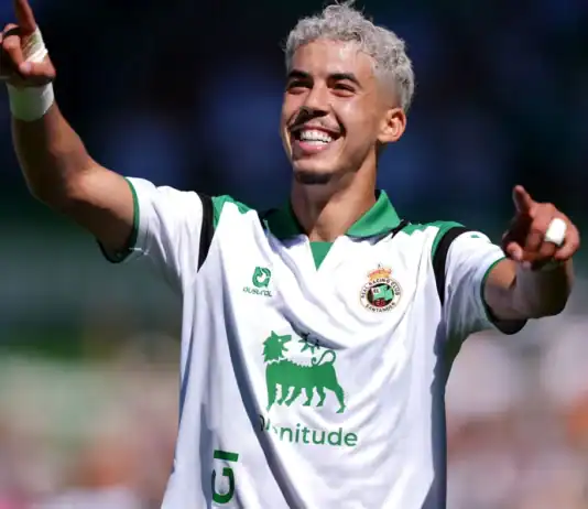 زابيري يسجل مجددًا ومدرب راسينغ يشيد به: سيصنع حقبته المغربي ياسر زابيري مهاجم راسينغ سانتاندير خلال مباراة في الدوري الإسباني