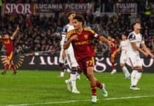 روما يقلب تأخره أمام كالياري إلى فوز 4-2 ويواصل سلسلة اللاهزيمة لاعبو روما يحتفلون بهدف في مرمى كالياري بملعب الأولمبيكو
