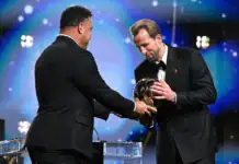 هاري كاين يفوز بالكرة الذهبية 2026 متفوقا على جمال ومبابي هاري كاين يحمل جائزة الكرة الذهبية 2026 خلال الحفل في لندن