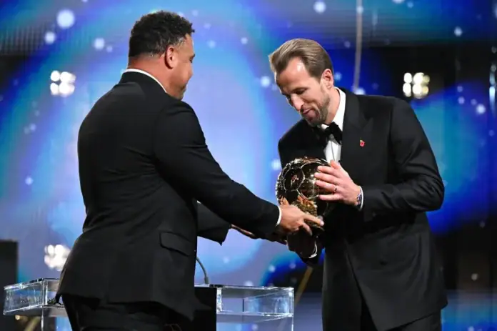 Harry-Kane-de-joueur-sans-trophee-a-Ballon-dOr-2026 هاري كاين يحمل جائزة الكرة الذهبية 2026 خلال الحفل في لندن