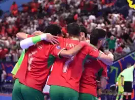 المغرب يحتفظ بلقب كأس إفريقيا للفوتسال بفوزه على أنغولا 5-2 لاعبو المنتخب المغربي للفوتسال يحتفلون بلقب كأس إفريقيا للأمم داخل القاعة بالرباط