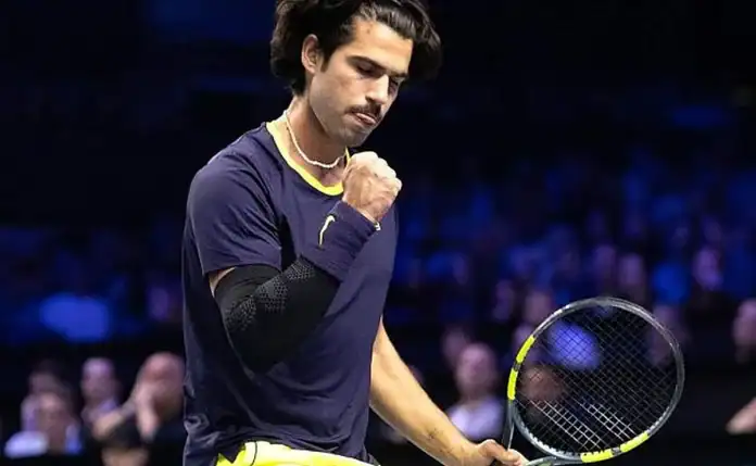 Carlos Alcaraz lors de son match contre Karen Khachanov au premier tour du tournoi de tennis de Vienne
