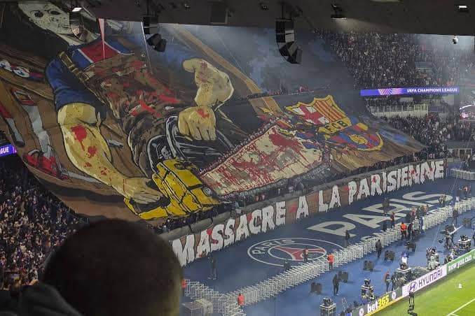 barcelone-porte-plainte-contre-le-tifo-1 Les supporters du Paris Saint-Germain brandissent une immense banderole dans les tribunes du Parc des Princes avant le match