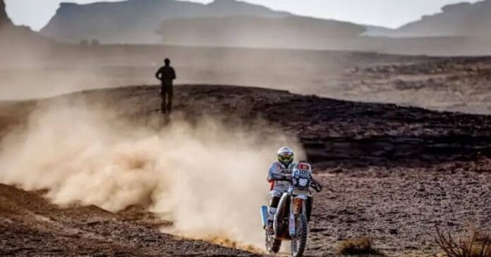 dakar-2027-le-retour-du-rallye-2 Voitures et motos du Rallye du Dakar sur un parcours désertique au Maroc