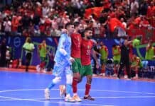المغرب يكتسح مصر بسداسية في الفوتسال ويبلغ النهائي أمام أنغولا لاعبو المنتخب المغربي لكرة القدم داخل القاعة يحتفلون ببلوغ نهائي البطولة بعد الفوز على مصر