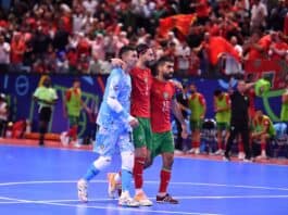المغرب يكتسح مصر بسداسية في الفوتسال ويبلغ النهائي أمام أنغولا لاعبو المنتخب المغربي لكرة القدم داخل القاعة يحتفلون ببلوغ نهائي البطولة بعد الفوز على مصر
