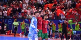المغرب يكتسح مصر بسداسية في الفوتسال ويبلغ النهائي أمام أنغولا لاعبو المنتخب المغربي لكرة القدم داخل القاعة يحتفلون ببلوغ نهائي البطولة بعد الفوز على مصر