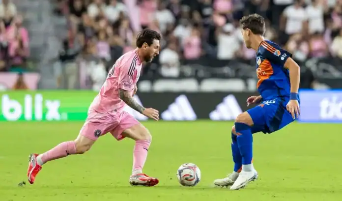 ليونيل ميسي نجم إنتر ميامي خلال مباراة فريقه أمام سينسيناتي في الدوري الأميركي