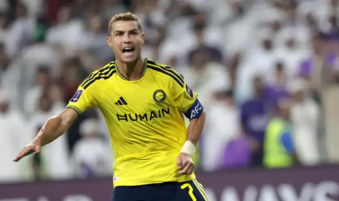 كريستيانو رونالدو يحتفل بأحد أهدافه الثلاثة في مرمى الخلود بقميص النصر