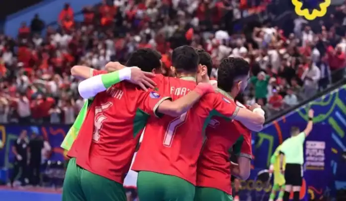 Les joueurs de l'équipe nationale marocaine de futsal célèbrent leur titre de champions d'Afrique des nations en salle à