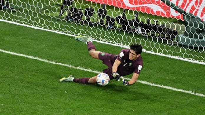 photo-53 حراس المنتخب المغربي ياسين بونو ومنير المحمدي والمهدي لحرار