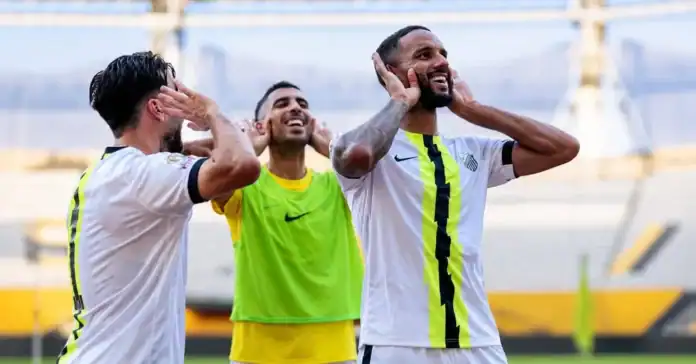 photo-64 لاعبو المغرب الفاسي يحتفلون بالتأهل إلى دور مجموعات دوري أبطال إفريقيا في أبيدجان