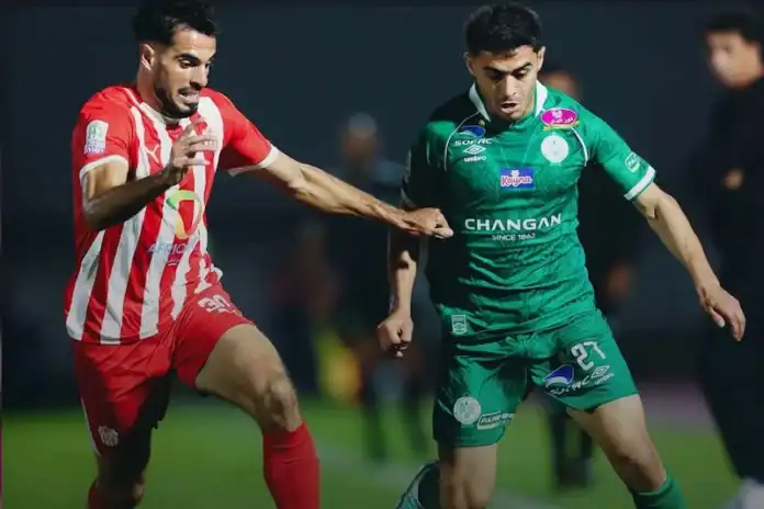 raja-1-2 لاعبو الرجاء الرياضي خلال مواجهتهم حسنية أكادير في البطولة الاحترافية