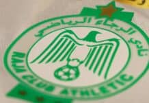 Les détenteurs d’abonnements ne sont pas autorisés à entrer dans le stade Al-Arabi Al-Zawali Les supporters du Raja Casablanca suivent le match de leur équipe depuis les tribunes du stade