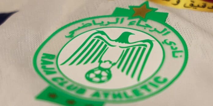 raja-3-2 Les supporters du Raja Casablanca suivent le match de leur équipe depuis les tribunes du stade