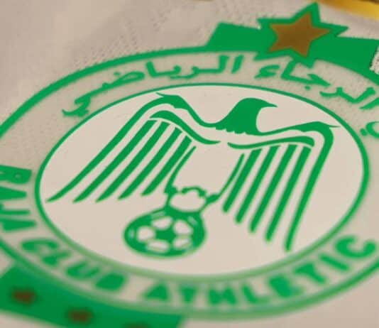 الرجاء يمنع حاملي بطاقات الاشتراك من دخول ملعب العربي الزاولي جماهير الرجاء الرياضي تتابع مباراة فريقها من مدرجات الملعب