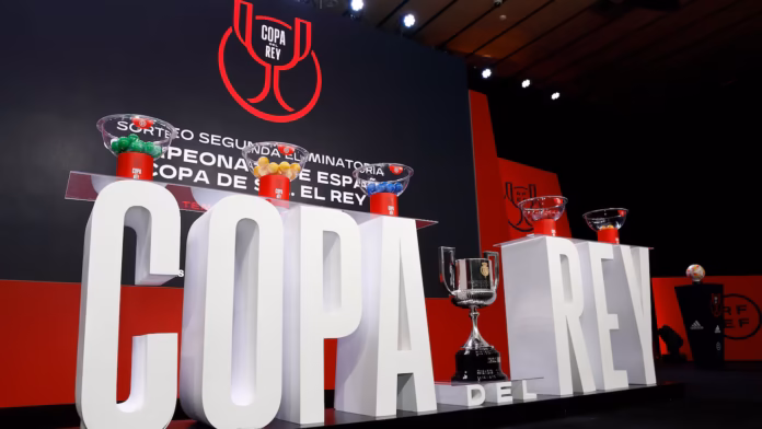 Des joueurs sur un terrain espagnol avant le report des matchs de la Coupe du Roi, en hommage aux victimes de l'accident