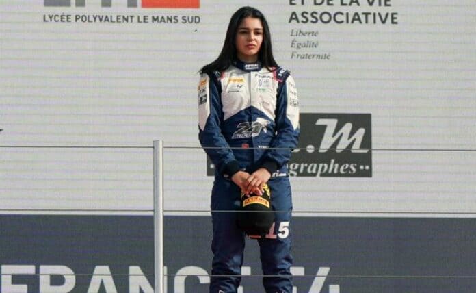 sofia-al-zanfari-sur-le-podium-2